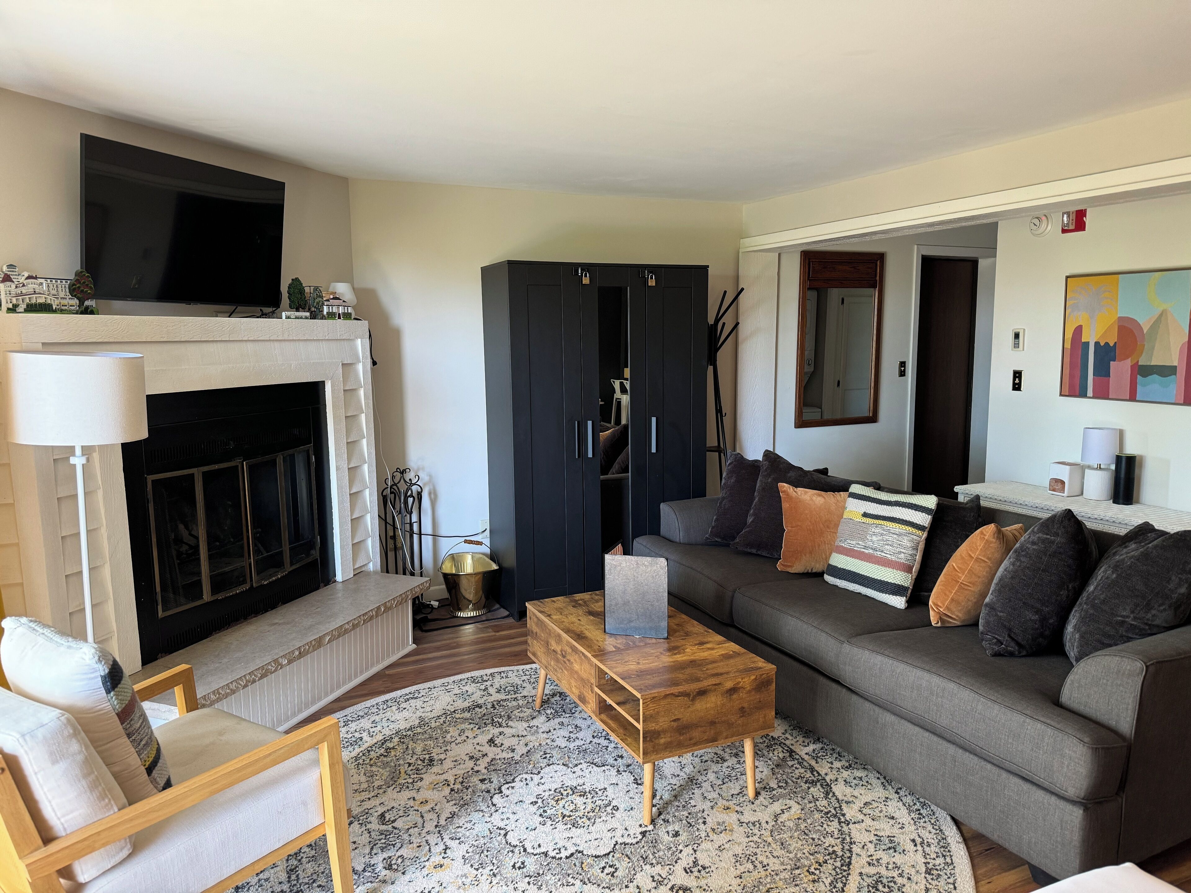 Suite studio | Décor unique, ameublement unique, fer et planche à repasser