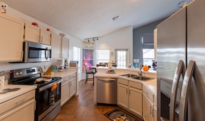 Fridge, microwave, oven, stovetop - 4 bedroom villa with view of Disney fireworks (Davenport)