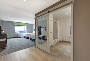 Rom, 2 queensize-senger, tilgjengelighetstilpasset, badekar (Hearing) | Bad | Toalettartikler (inkludert), hårføner, såpe og sjampo