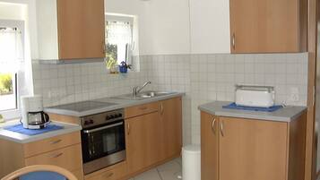 KylskÄp, ugn, vattenkokare och brödrost