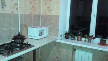 Refrigerador em uma área comum, micro-ondas em uma área comum