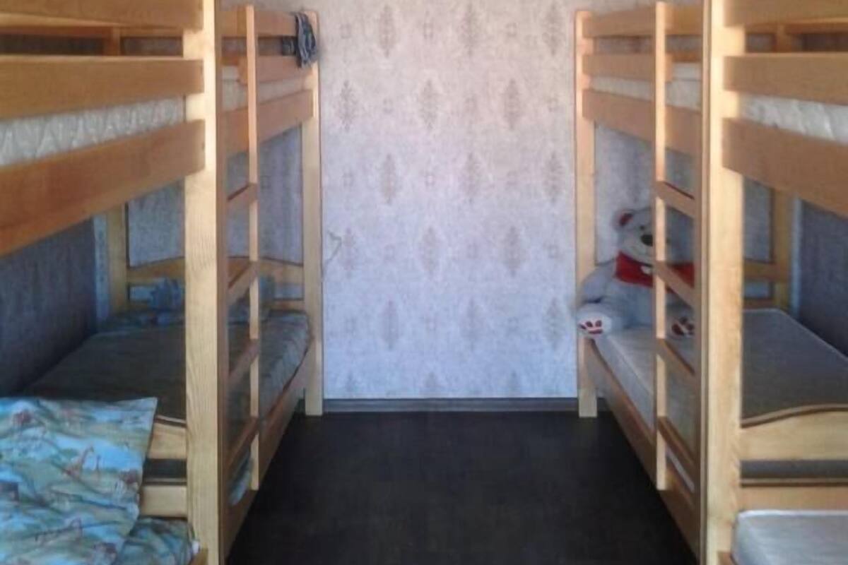Dormitorio compartido, solo para mujeres (Bed in 8-bed Room) | Caja de seguridad en la habitación y tabla de planchar con plancha