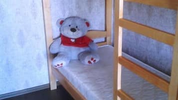 Dormitório compartilhado, somente para mulheres (Bed in 8-bed Room) | Cofres nos quartos, ferros/tábuas de passar roupa, Wi-Fi de cortesia