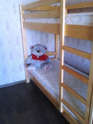 Dormitorio compartido, solo para mujeres (Bed in 8-bed Room) | Caja fuerte, tabla de planchar con plancha, wifi gratis y ropa de cama