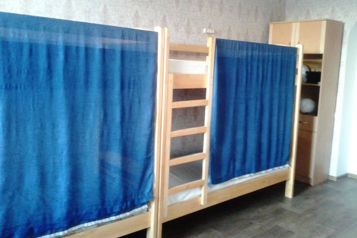 Dormitorio compartido, solo para mujeres (Bed in 6-bed Room) | Caja de seguridad en la habitación y tabla de planchar con plancha
