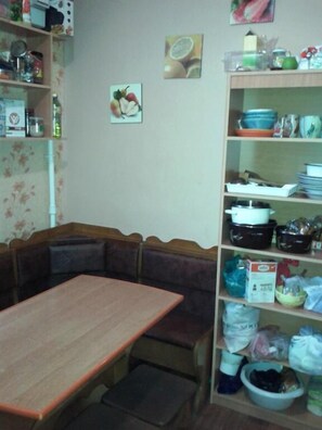 Nevera en la zona común y microondas en la zona común