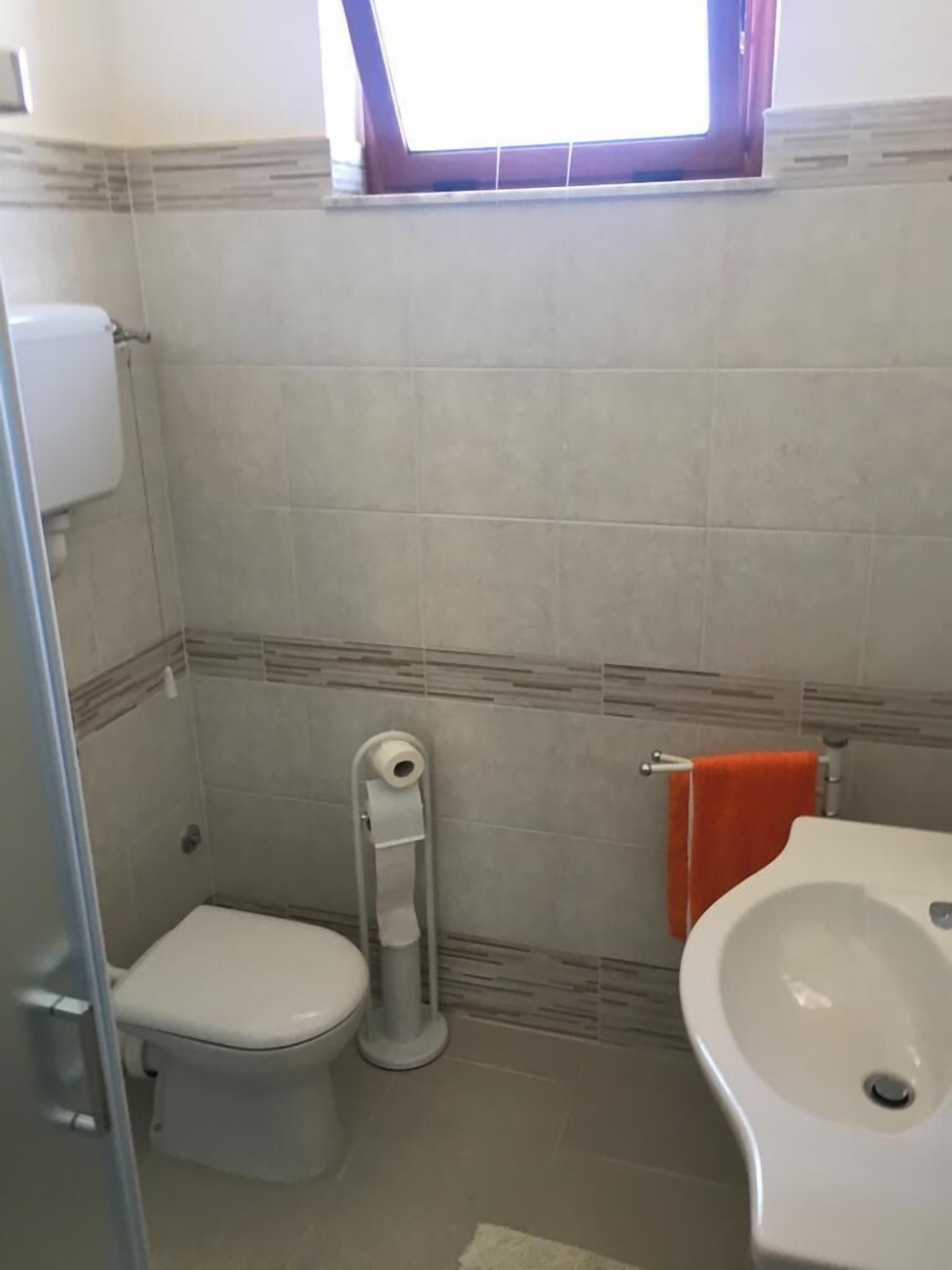 combined shower/bathtub, deep-soaking bathtub, rainfall showerhead