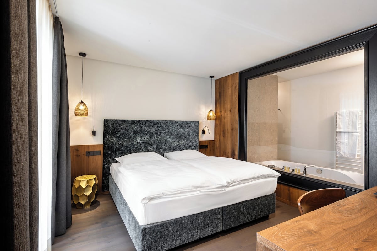 Junior suite | 1 slaapkamer, een kluis op de kamer, een bureau, een laptopwerkplek