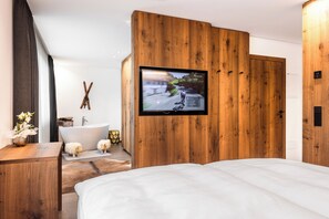Junior Suite | In-room safe, desk, laptop workspace, soundproofing - Hotel Hell (Castelrotto)