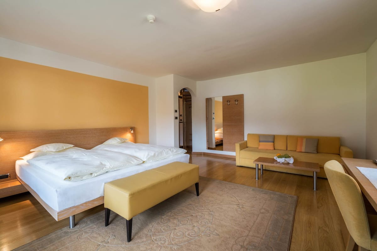 1 slaapkamer, een kluis op de kamer, een bureau, een laptopwerkplek