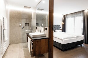Junior Suite | In-room safe, desk, laptop workspace, soundproofing - Hotel Hell (Castelrotto)