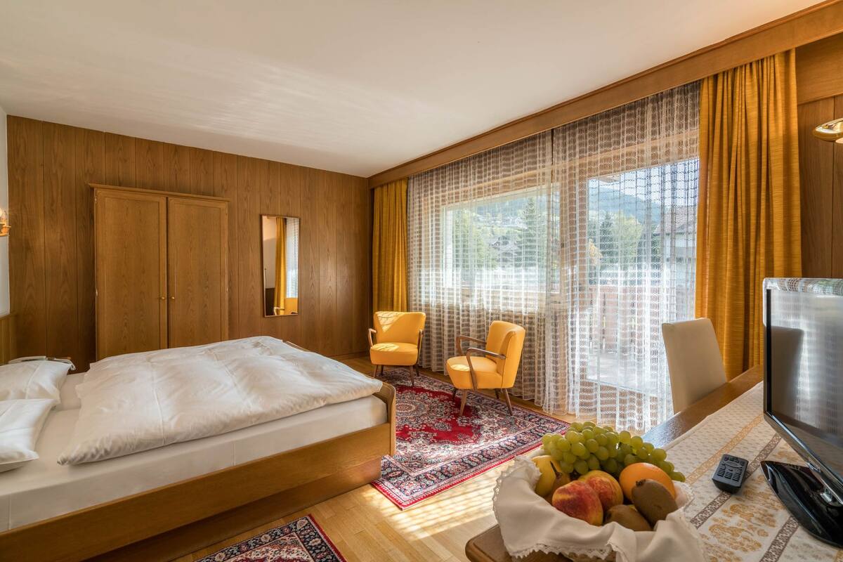 Standard Room | In-room safe, desk, laptop workspace, soundproofing
