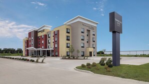 Un hotel de diverses plantes amb un disseny modern, amb un senyal ben visible de TownePlace Suites by Marriott.