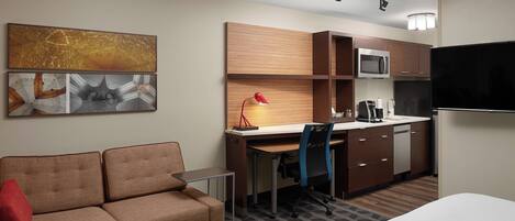 Bureau, rideaux occultants, fer et planche Ă repasser