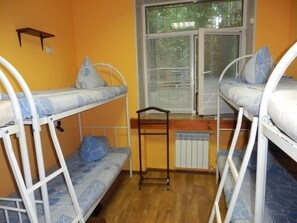 Caja de seguridad en la habitación y tabla de planchar con plancha