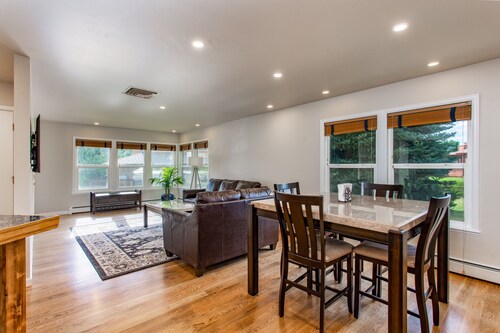 Steps away from golf course, monument and trails with spa and amazing views