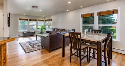 Steps away from golf course, monument and trails with spa and amazing views