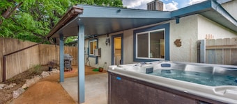 Steps away from golf course, monument and trails with spa and amazing views