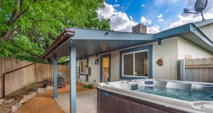 Steps away from golf course, monument and trails with spa and amazing views