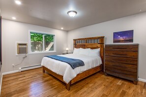 2 bedrooms, iron/ironing board, travel crib, free WiFi - Steps away from golf course, monument and trails with spa and amazing views (Grand Junction)