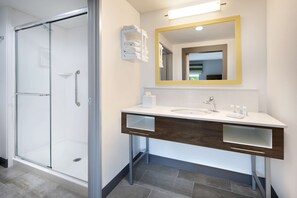 Studio, 1 King-Bett, Kühlschrank und Mikrowelle (Wet bar) | Dusche im Bad
