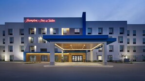 A modern hotel with a prominent sign reading "Hampton Inn & Suites". - Hampton Inn & Suites D'Iberville Biloxi (D'Iberville)