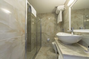 Standard Double or Twin Room | Bathroom | Rainfall showerhead, free toiletries, hair dryer, slippers