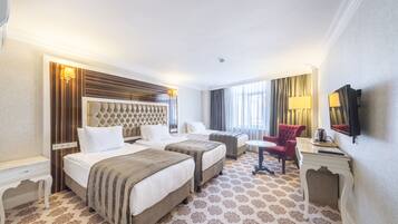 Habitación triple estándar | Ropa de cama de alta calidad, minibar, caja fuerte