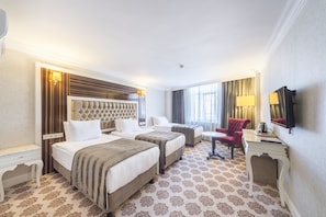 Habitación triple estándar | Ropa de cama de alta calidad y minibar