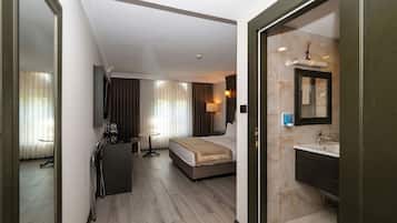 Standard Single Room | Premium bedding, minibar, in-room safe, laptop workspace