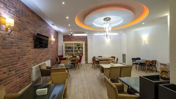 Café da manhã com buffet grátis todos os dias