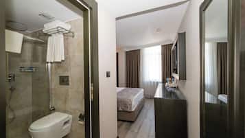 Quarto solteiro standard | Banheiro | Chuveiro com efeito de chuva, produtos de toalete grátis