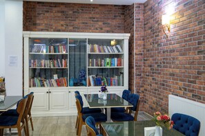 Free daily buffet breakfast  - Kunlun Kensington Hotel (Istanbul)