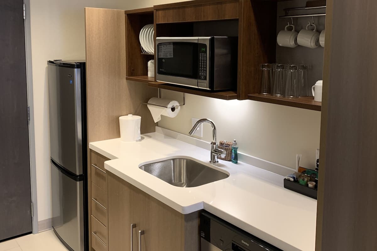 Refrigerador, microondas, lavavajillas y cafetera y tetera
