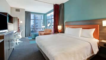 Studiosuite, 1 kingsize-seng, hjørnerom (Larger) | Safe på rommet, skrivebord og skrivebord for bærbar PC