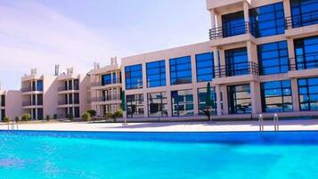 Een binnenzwembad, een seizoensgebonden buitenzwembad