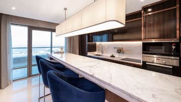 King Ambassador Suite, Suite | Private kitchen