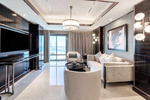 Presidential-Suite, 1 King-Bett | Wohnbereich | 55-Zoll-Flachbildfernseher mit Kabelempfang, Fernseher