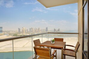 Hochwertige Bettwaren, Minibar, Zimmersafe, individuell dekoriert