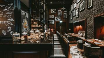 2 bares o lounges, bar en la alberca, bar junto a la alberca