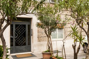 Property entrance - San Pietro Bright Apartment (Rome)