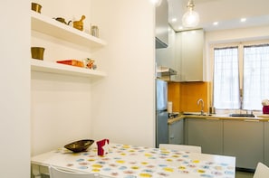 Departamento, 2 habitaciones | Cocina privada | Refrigerador con congelador, microondas y parrilla de estufa 