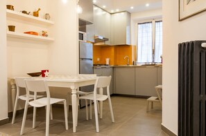 Departamento, 2 habitaciones | Cocina privada | Refrigerador con congelador, microondas y parrilla de estufa 