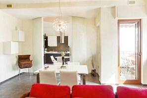 Apartamento, 2 habitaciones | Servicio de comidas en la habitación