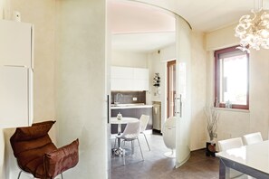 Apartamento, 2 habitaciones | Cocina privada | Frigorífico grande, microondas, horno y placa de cocina
