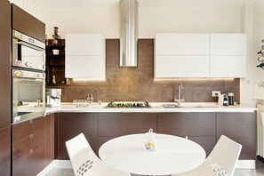 Apartamento, 2 habitaciones | Cocina privada | Frigorífico grande, microondas, horno y placa de cocina