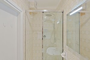 Appartement, 1 slaapkamer | Badkamer met douche