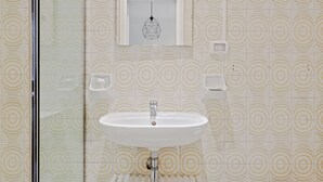 Apartment, 1 Bedroom | Bathroom sink - Sognando Bologna Flat (Bologna)