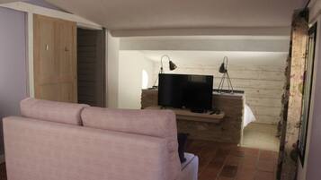 Suite (Fleur de Lavande) | Living area | Flat-screen TV