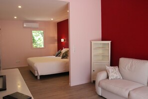 Suite (Fleur de Cerisier) | Living area | Flat-screen TV - Hameau Fleur de Pierres B&B (Murs)